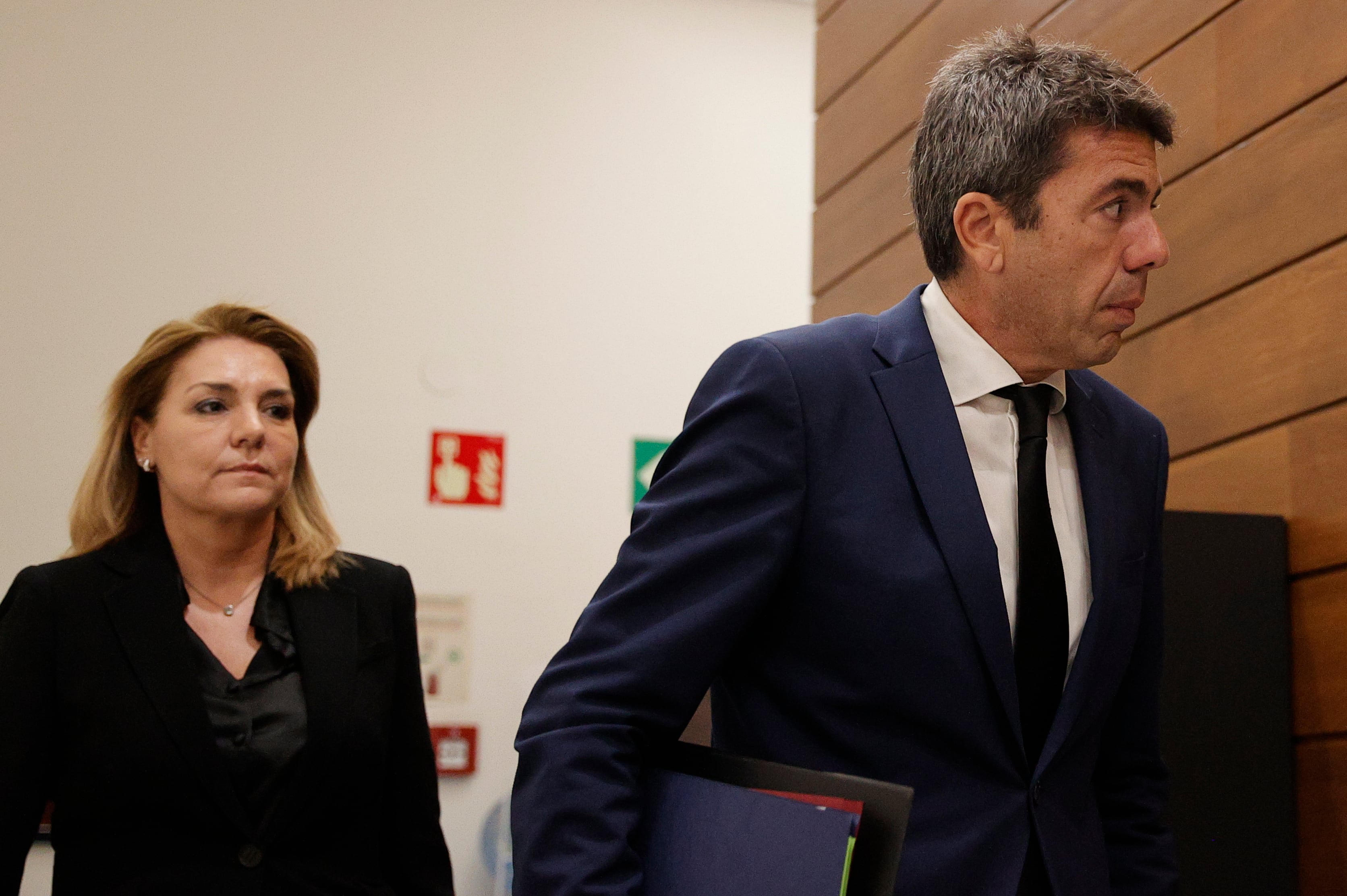 El president de la Generalitat, Carlos Mazón, y la vicepresidenta Susana Camarero, salen tras el pleno de este viernes en el que Mazón rinde cuentas de lo que hizo el 29 de octubre y explica cómo va a remodelar la estructura de su Gobierno para adaptarla a la reconstrucción