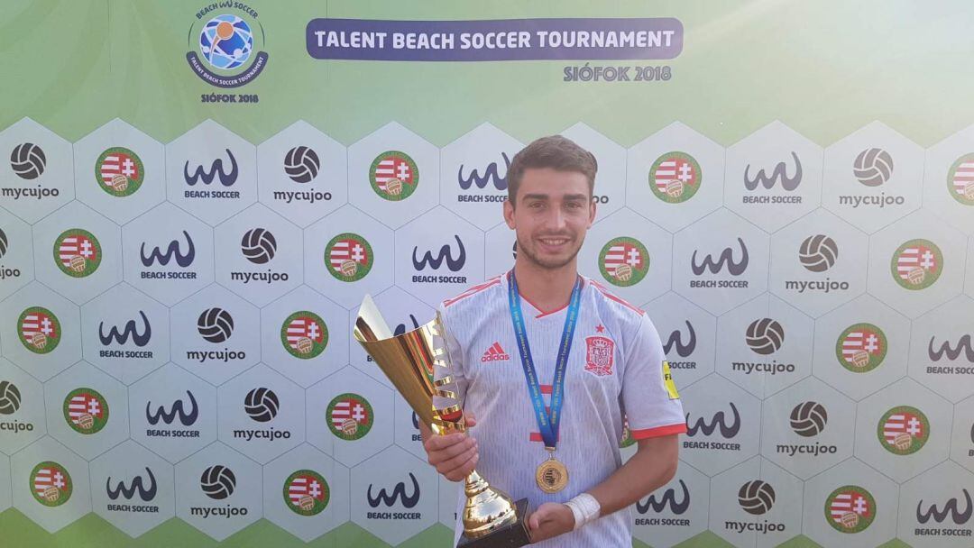 El internacional almeriense con la Copa de Europa.