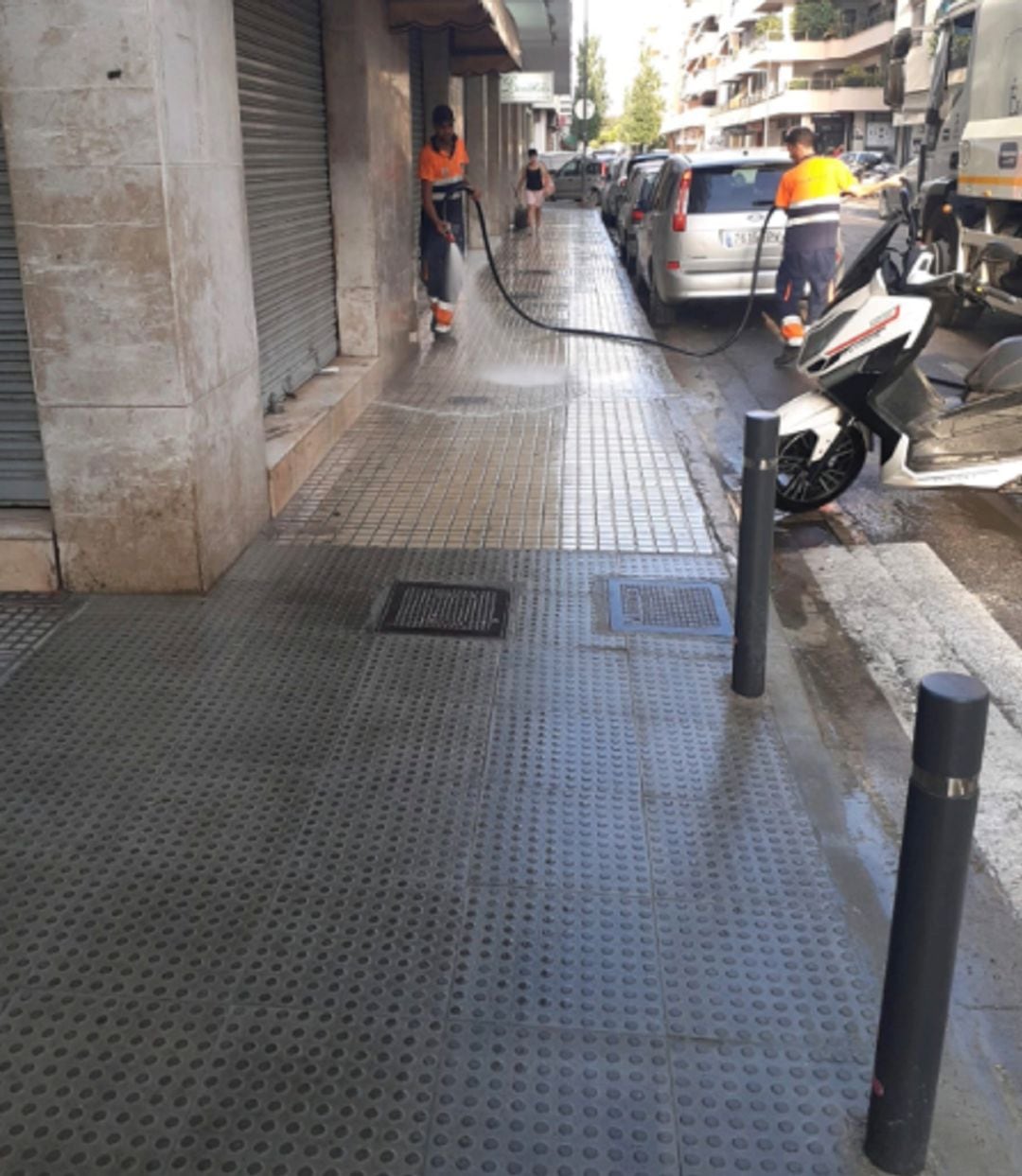 Operarios del servicio de limpieza en una de las calles de Vila