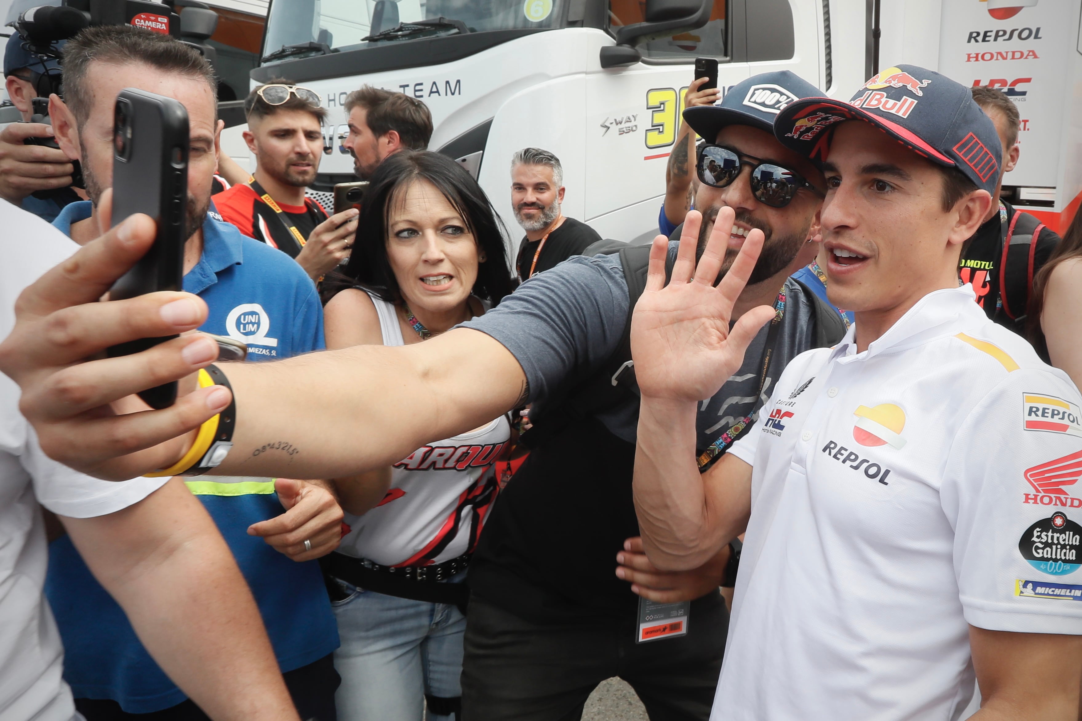 JEREZ (CÁDIZ), 27/04/2023.-El español Marc Márquez (Repsol Honda) se fotografía con aficionados en el circuito de Jerez este jueves, aunque no podrá correr esta prueba GP de España, según ha anunciado su equipo y el propio piloto tras una revisión médica efectuada este martes, y espera poder participar en el GP de Francia, en le Mans, del 12 al 14 de mayo. EFE/José Manuel Vidal
