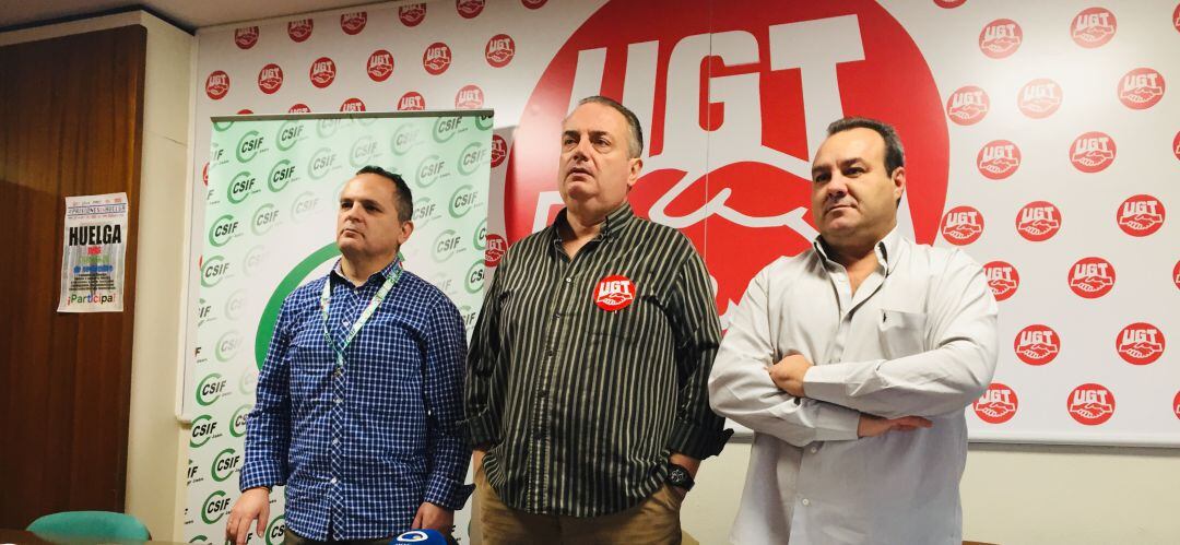 (De izquierda a derecha) Miguel Ángel Rojas, Juan Miguel Cazalilla y Pablo Viedma, de CSIF, UGT y ACAIP respectivamente 