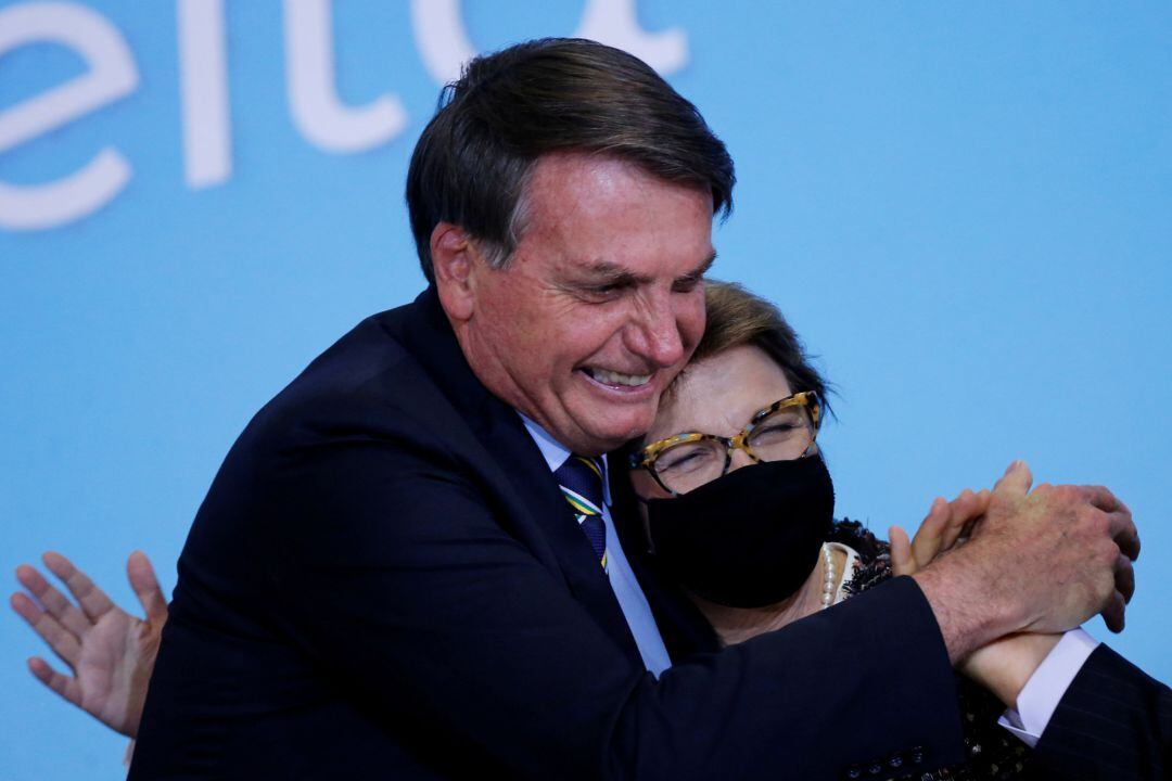 El presidente de Brasil, Jair Bolsonaro abraza a la ministra de Agricultura Tereza Cristina en un acto oficial el pasado 17 de junio