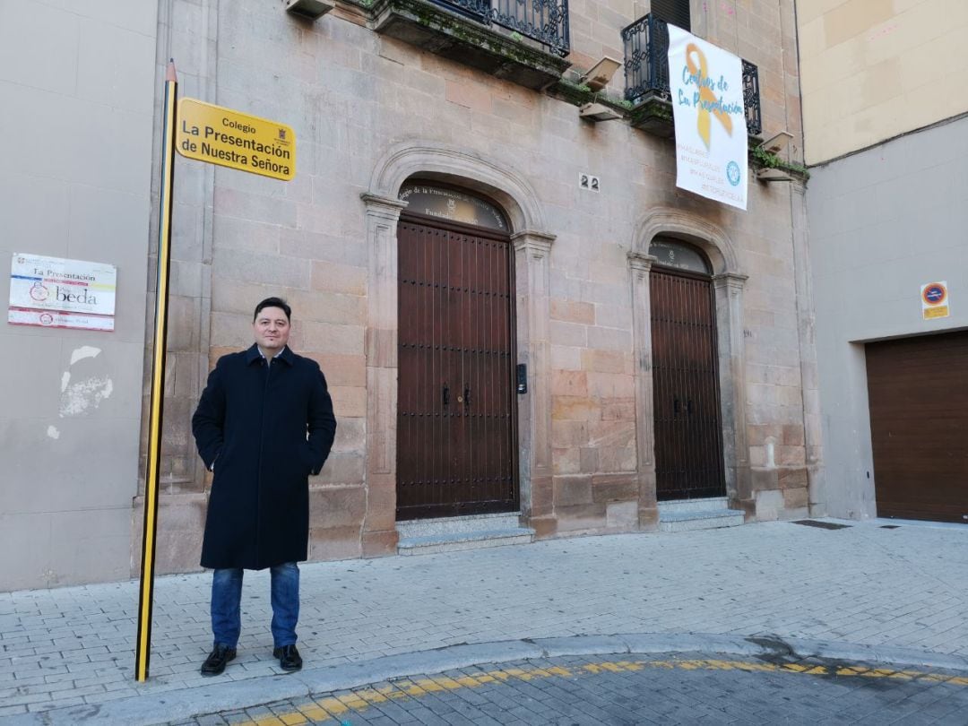 José Luis Roldán junto a una de las señales con forma de lápiz instaladas en colegios de Linares.