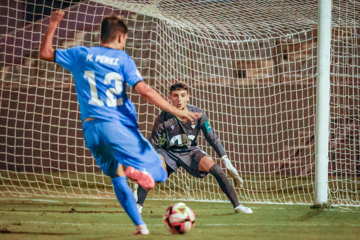 El portero del Real Jaén, Alejandro Palop, ante uno de los futbolistas del Juventud Torremolinos.