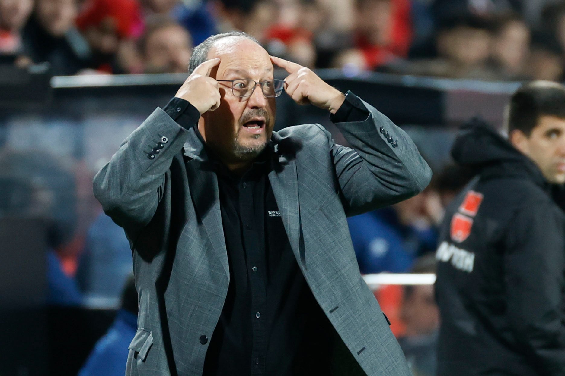 MADRID, 11/12/2023.- El entrenador del Celta, Rafa Benítez, durante el partido de la jornada 16 de Liga en Primera División que Rayo Vallecano y Celta de Vigo disputan este lunes en el estadio de Vallecas, en Madrid. EFE/Juanjo Martín
