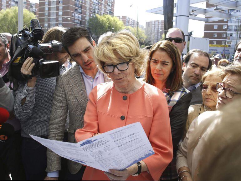 Esperanza Aguirre durante su visita hoy al punto de encuentro con los ciudadanos que el partido ha instalado junto al centro comercial La Vaguada.