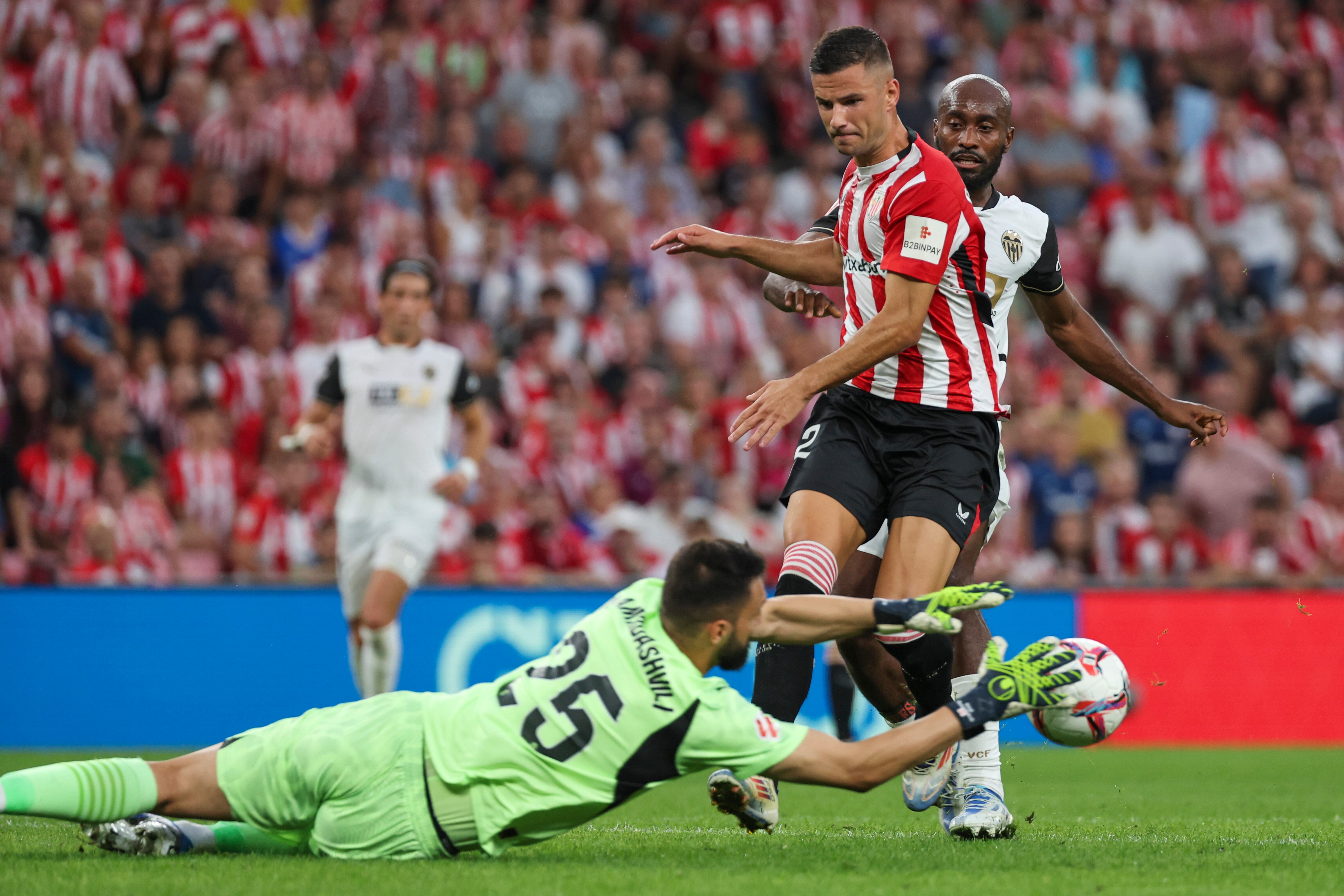 BILBAO, 28/08/2024.- El delantero del Athletic Gorka Guruzeta (d) lucha con Giorgi Mamardashvili, guardameta del Valencia, durante el partido de la tercera jornada de LaLiga entre el Athletic de Bilbao y el Valencia CF, este miércoles en el estadio de San Mamés. EFE/ Luis Tejido
