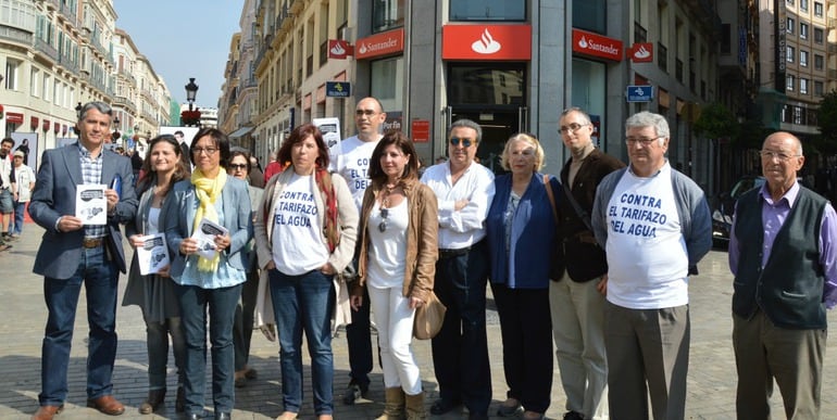 Integrantes de la Iniciativa Ciudadana contra el &quot;tarifazo&quot; del agua