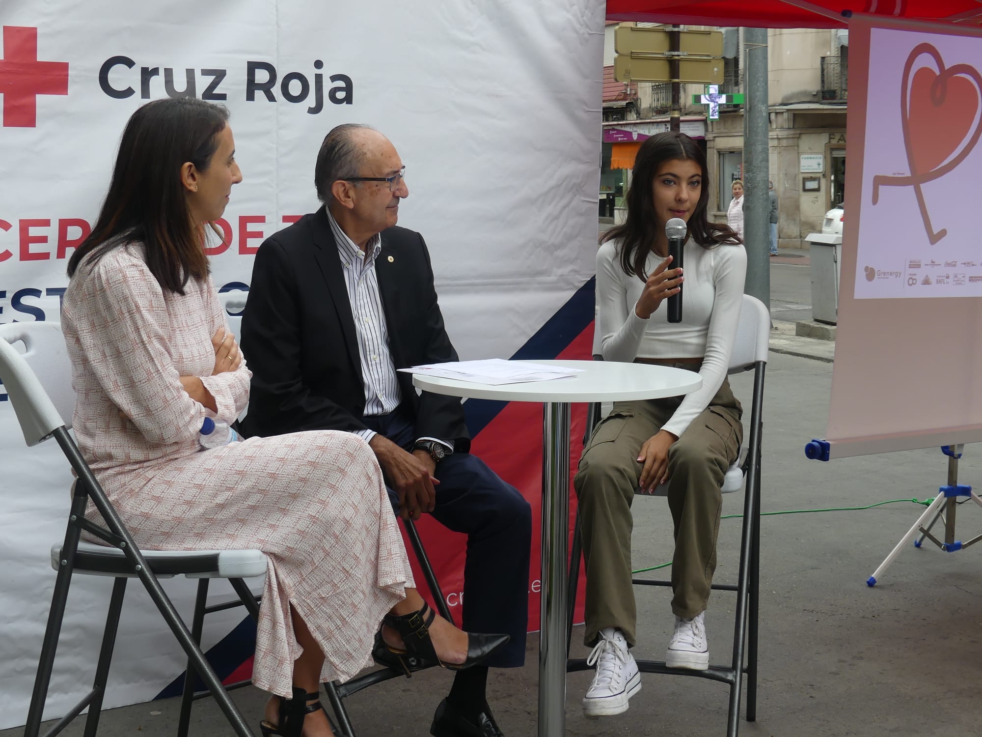 María Rodríguez Gismero, directora de Sostenibilidad de Grenergy Renovables, José Ángel Palacios, presidente local de Cruz Roja Cuenca, y la joven atleta conquense Mónica Guijarro.