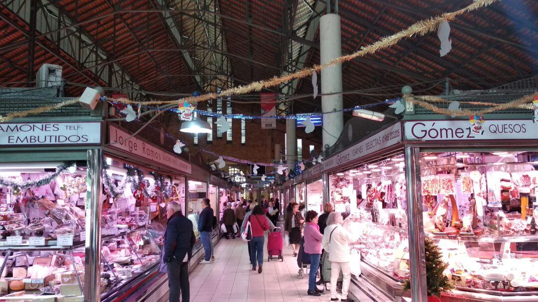 Imagen de la parte del Mercado Central que el Ayuntamiento ha decorado con adornos que los comerciantes califican de "cutres" e "indecentes"