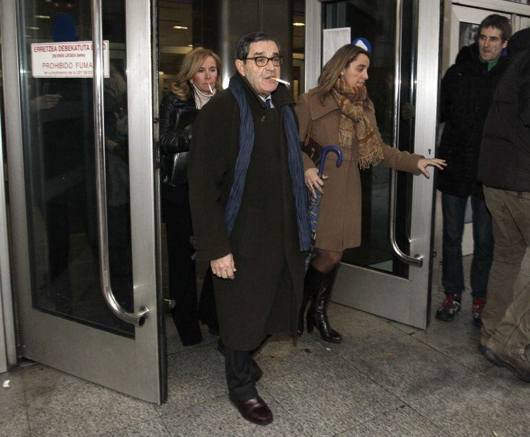 GRA292. BILBAO, 06/02/2015.- El expresidente de Kutxabank, Mario Fernández, sale de los juzgados de Bilbao tras declarar ante la Fiscalía por los supuestos pagos irregulares realizados por el banco a un bufete al que estaba vinculado el exdelegado del Gobierno Mikel Cabieces. EFE/Alfredo Aldai