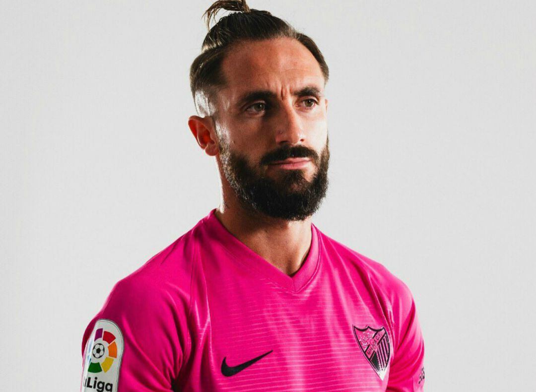 Cifu posa con la tercera equipación de la nueva temporada