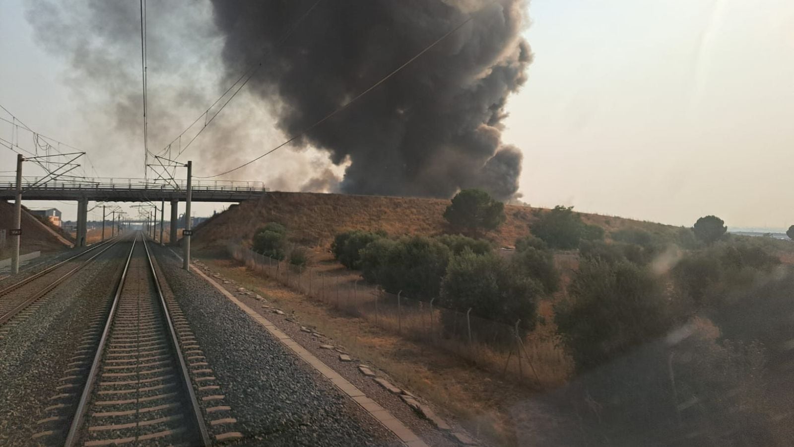 Suspendida la circulación ferroviaria en la línea AVE Madrid-Andalucía por el incendio en una empresa de reciclaje de plásticos