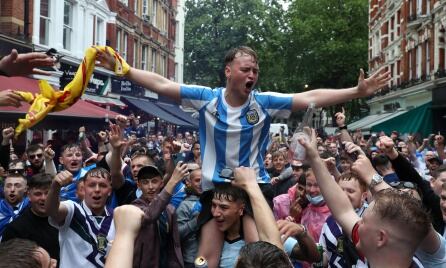 Aficionado escocés con la camiseta de Argentina en Londres