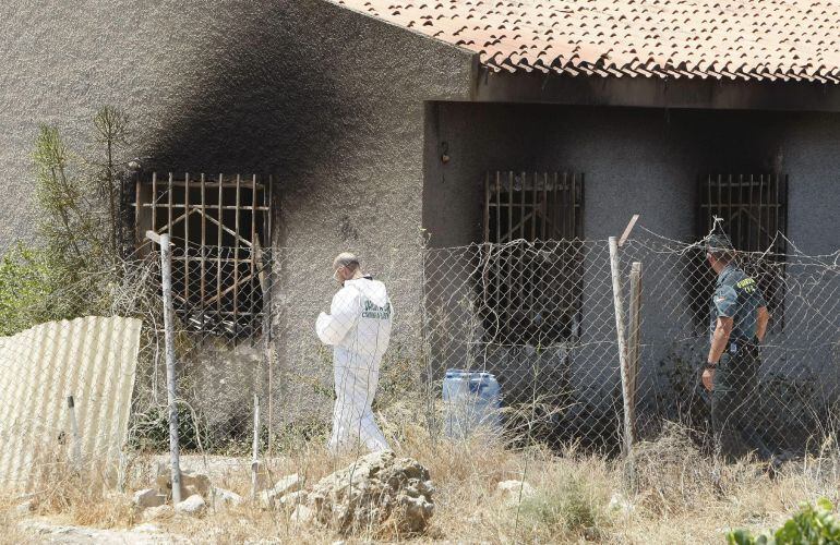 Agentes de la Guardia Civil y de la policía de criminalística ante la casa rural de Villajoyosa (Alicante).