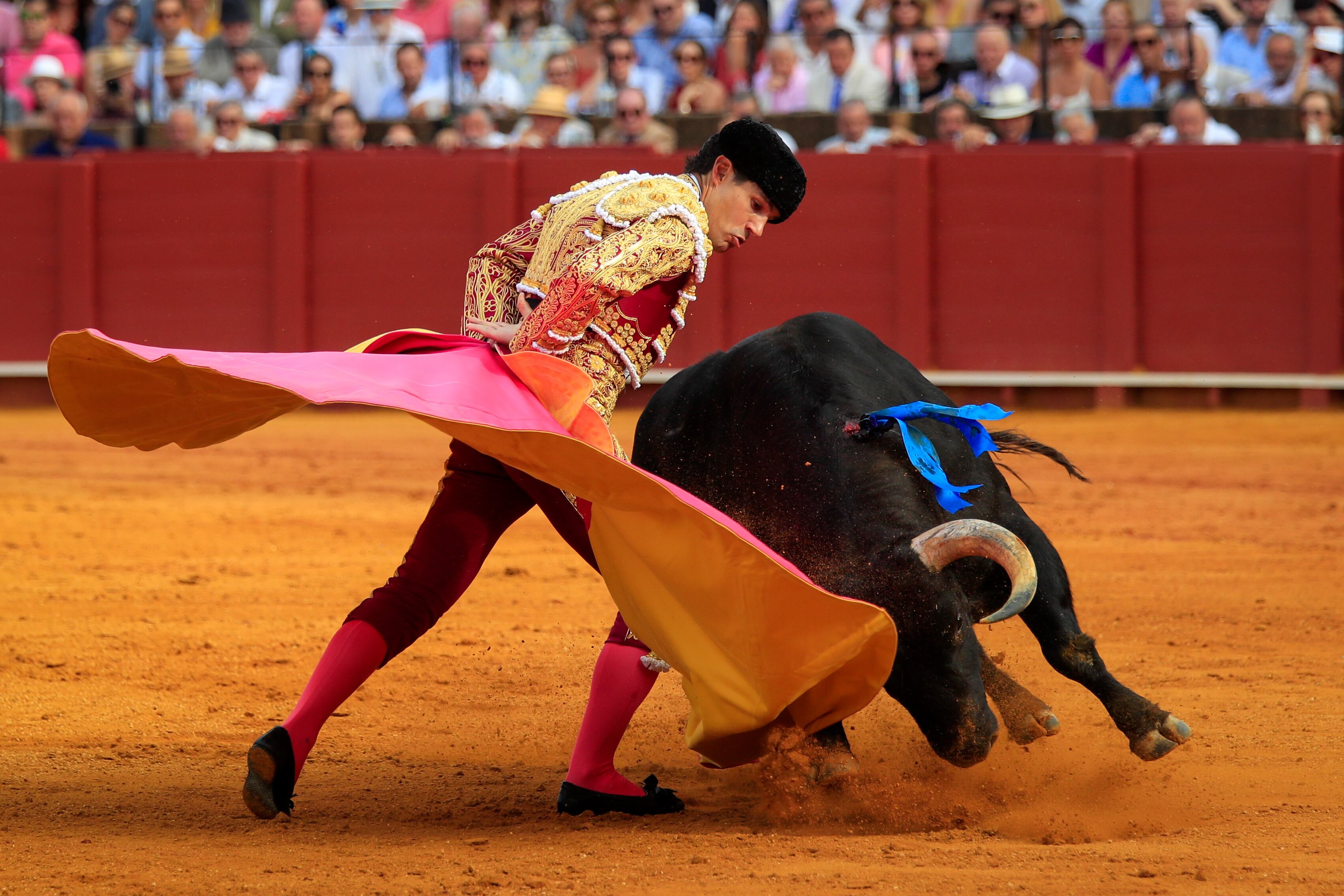 SEVILLA, 27/04/2023.- El torero Pablo Aguado durante la faena a su primer toro, de la ganadería de Jandilla-Vegahermosa, en la undécima corrida de abono de la Feria de Abril esta tarde en la plaza de la Real Maestranza de Sevilla. EFE/ Julio Muñoz
