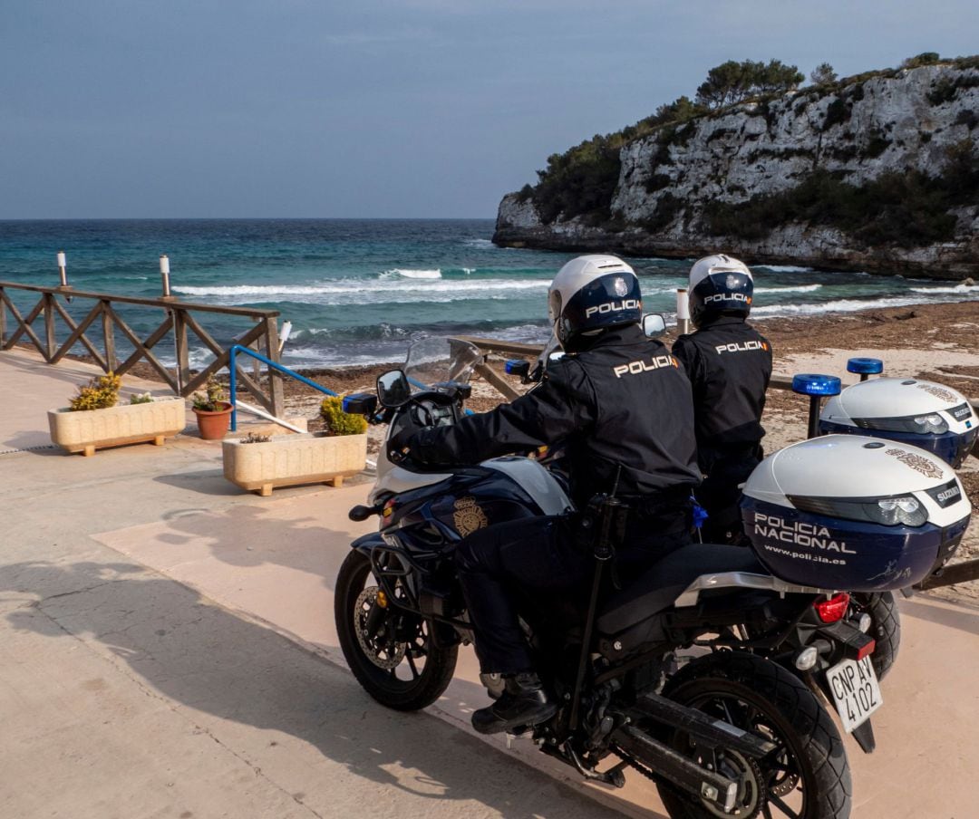 Dos policías patrullan por la playas Estany d&#039;en Mas, en Manacor