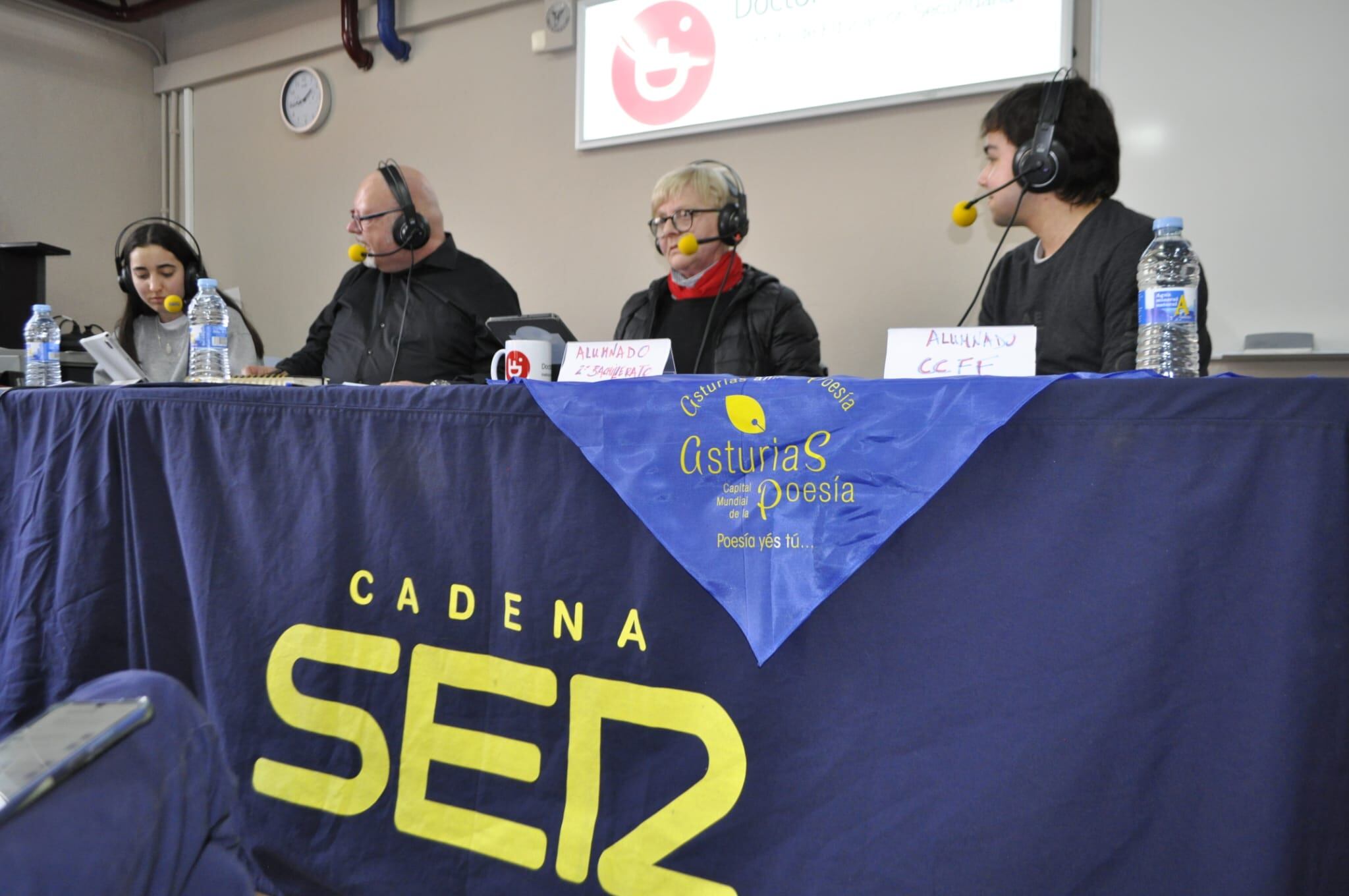 los alumnos Duniel Garcia y Candela Berrezueta, en los extremos de la mesa, durante la charla con Sai Ruiz