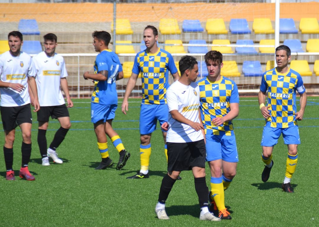 Jugadores del Dénia y Pedreguer durante un partido.