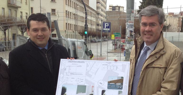 Luis Gregorio González, responsable de Matinsreg y presidente de la compañía LEDsoleil, posa junto a José Enrique Fernández de Moya con el proyecto de marquesinas de la Avenida Virgen de la Cabeza en enero de 2013.