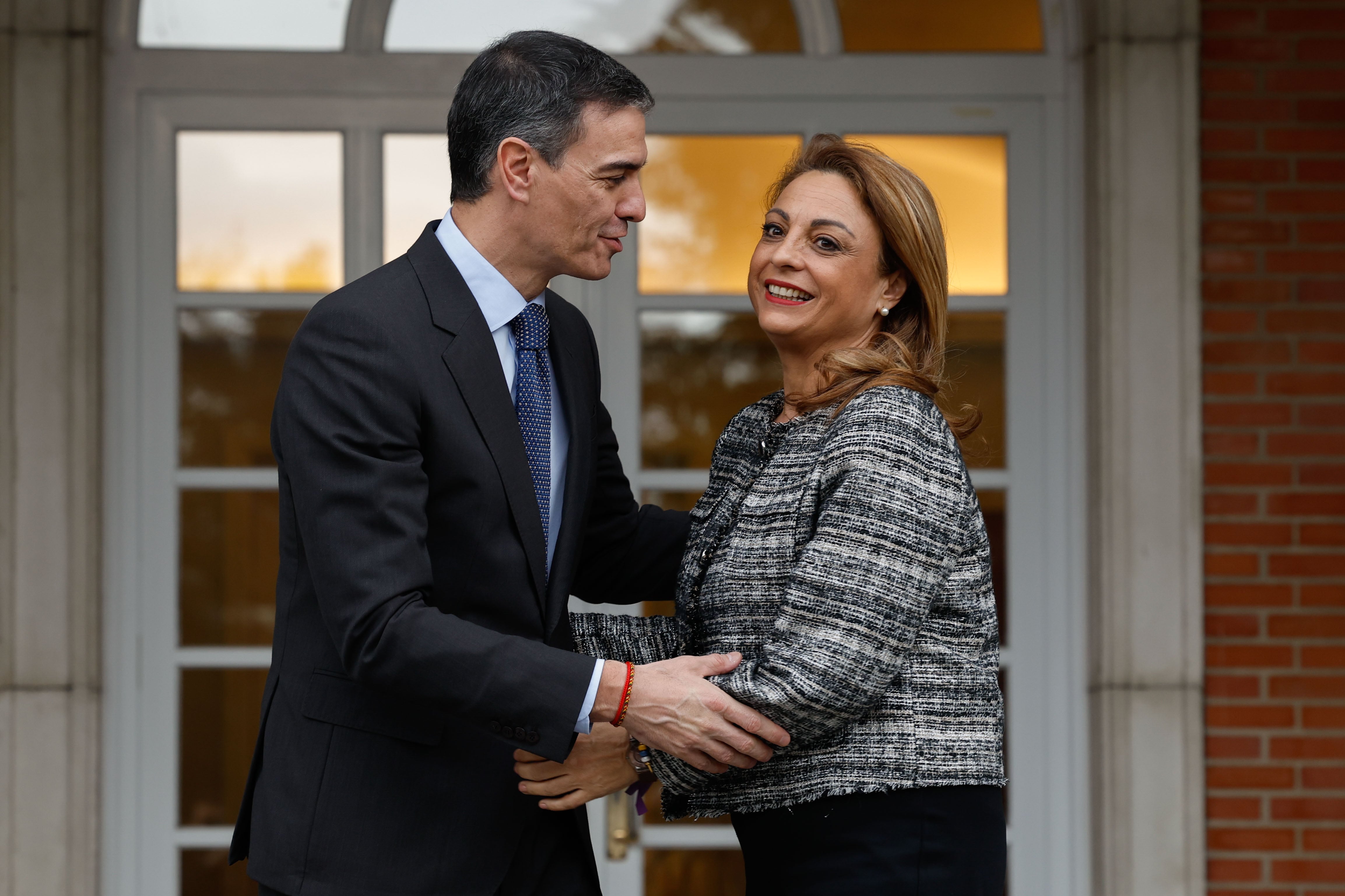 MADRID, 13/03/2025.- El presidente del Gobierno, Pedro Sánchez (i), se reúne con la diputada Cristina Valido de Coalición Canaria este jueves, en el Palacio de la Moncloa, en Madrid. EFE/ J.J. Guillén