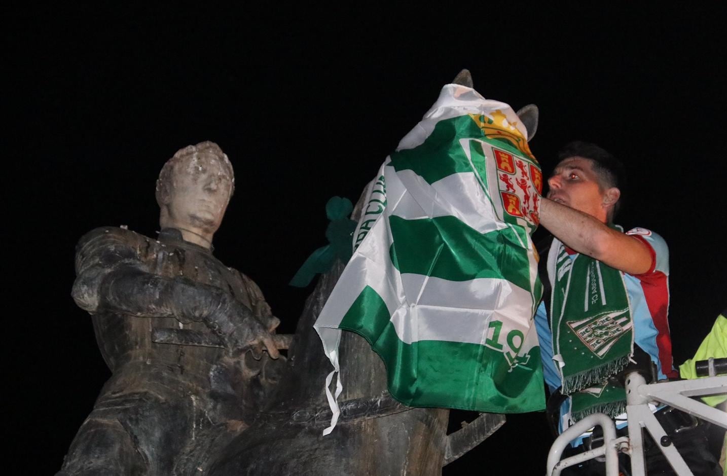 Javi Flores coloca la bandera del Córdoba al Gran Capitán (Prensa CCF)