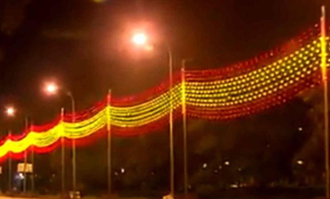 La bandera española kilométrica con la que Almeida alumbra la Navidad de Madrid.