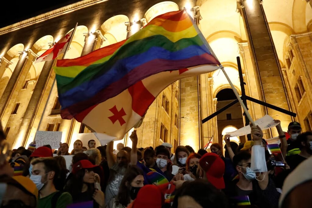 Banderas de Georgia y de la comunidad LGTBIQ+ en Tiflis