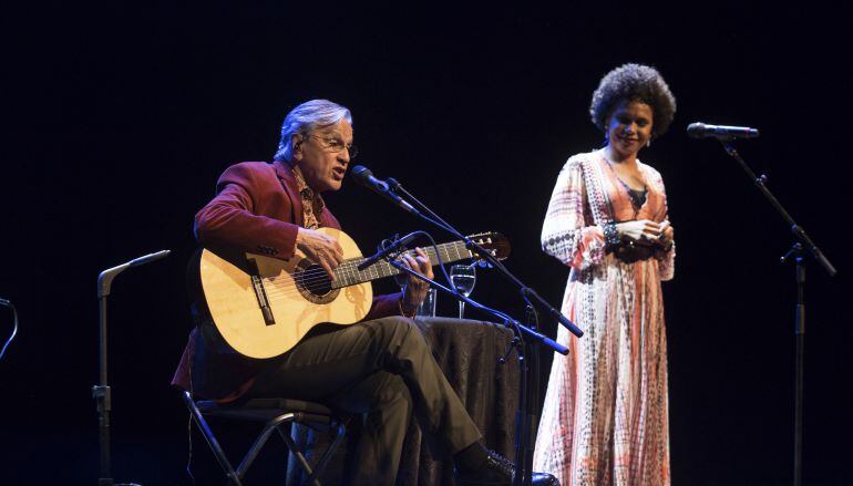 Caetano Veloso y Teresa Cristina durante un concierto en Sao Paolo en noviembre de 2016