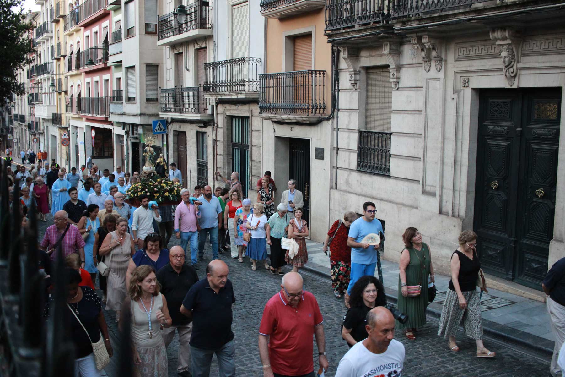 La procesión a su paso por la calle Sant Nicolau