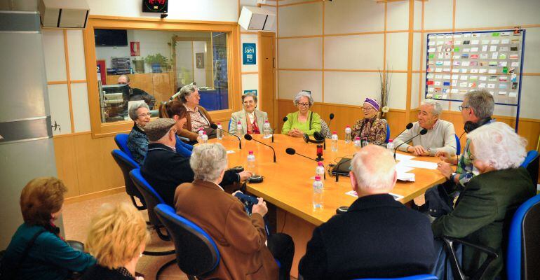 Personas de la tercera edad en una visita a Radio Jaén.