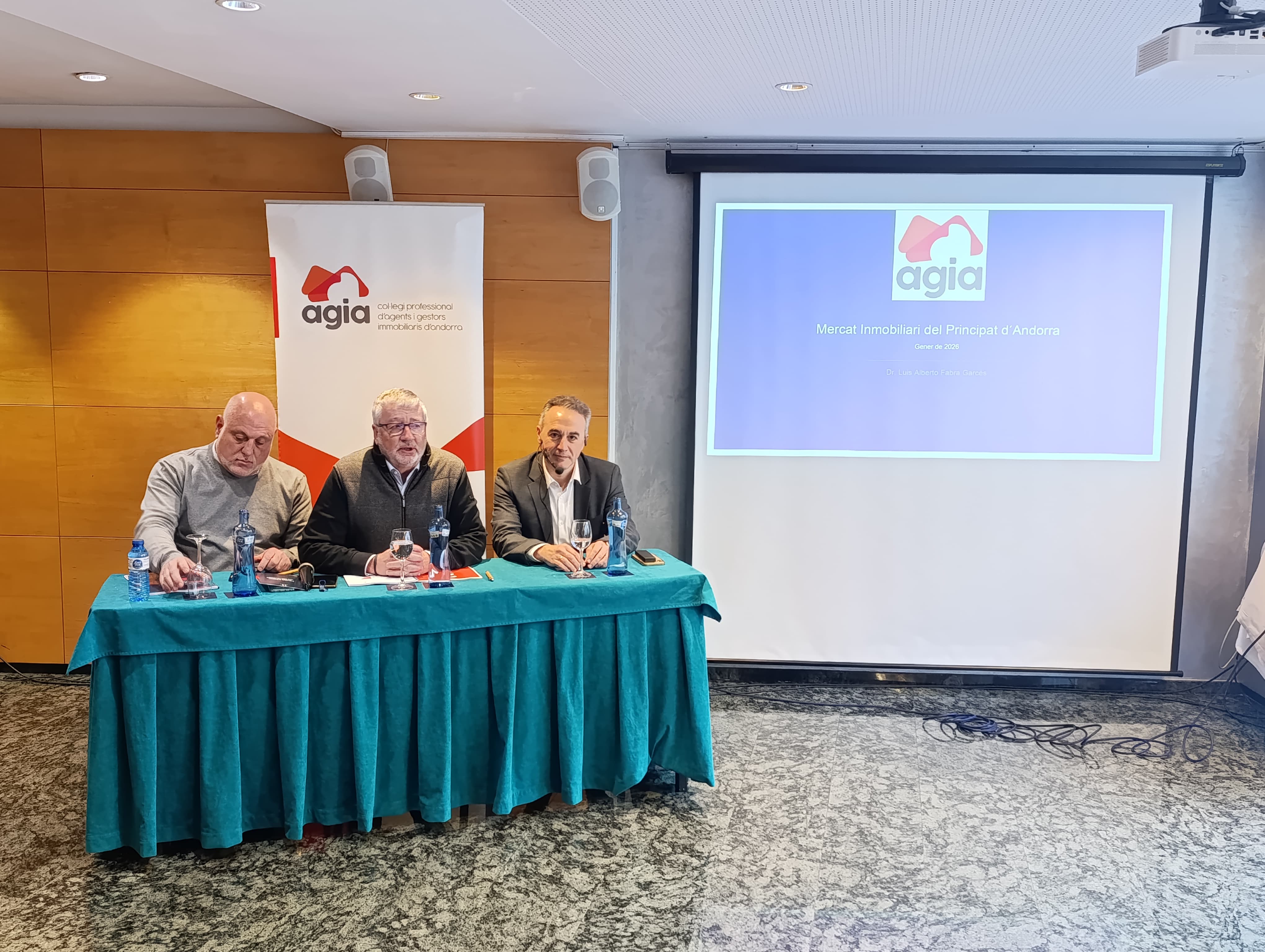 El president de l'AGIA, Gerard Caselles (c), durant la presentació de l'informe del darrer trimestre del 2025 sobre el mercat immobiliari andorrà