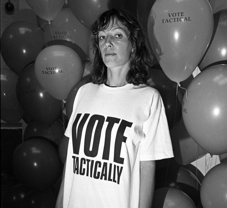 La diseñadora Katharine Hamnett con una de sus camisetas.