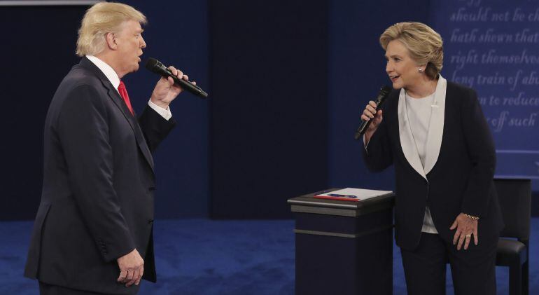 La candidata demócrata Hillary Clinton y el candidado republicano Donald Trump en el segundo Debate Presidencial.