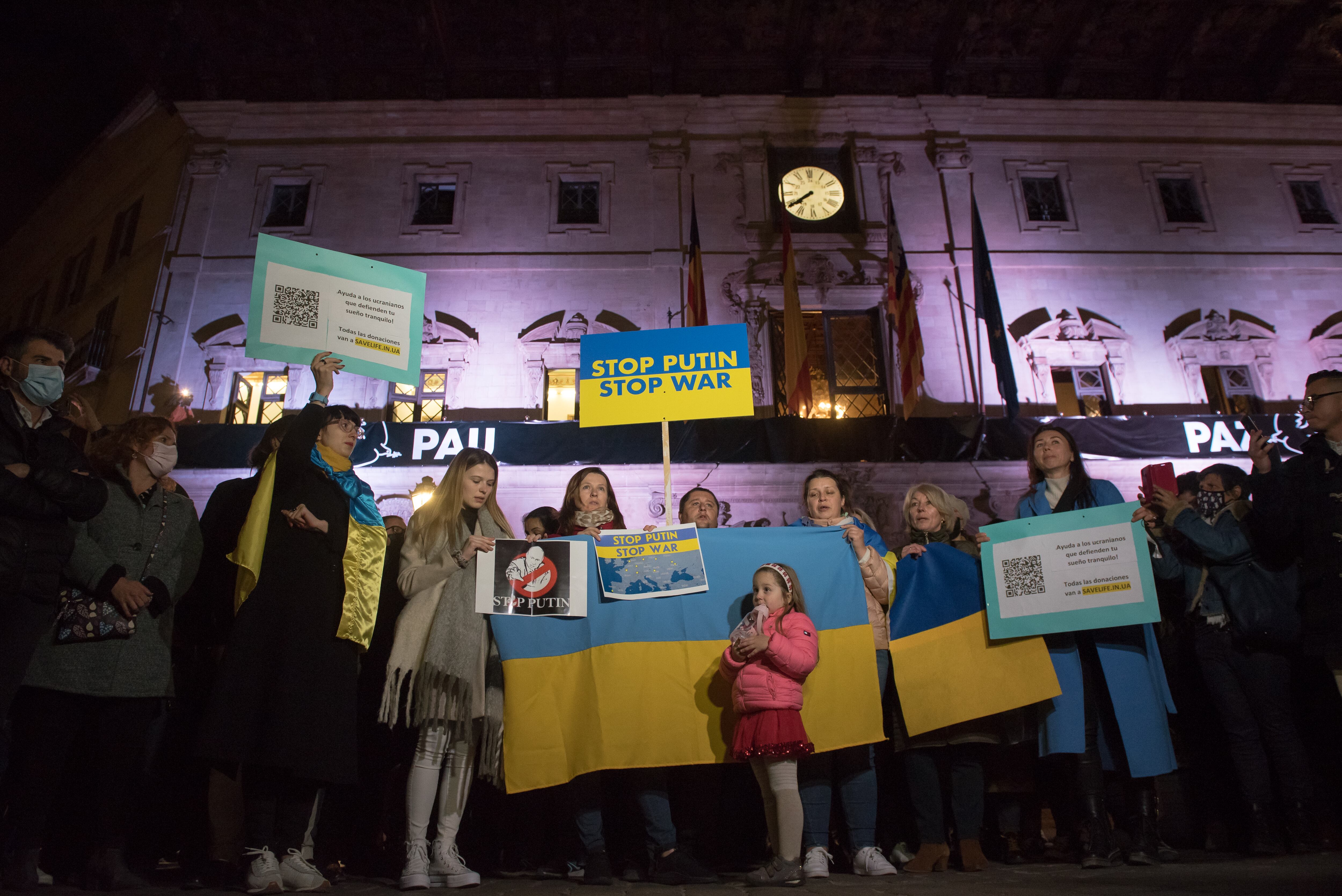 GRAF9271. PALMA, 02/03/2022.- La Plaza de Cort de Palma ha acogido esta noche un sentido homenaje al pueblo ucraniano en el que se ha reclamado la paz con aplausos durante varios minutos y se ha exigido el fin de la guerra en Ucrania. El acto ha sido convocado por el Ayuntamiento de Palma, que ha lucido en su balcón una pancarta negra de 20 metros en la que se leía la palabra &quot;Paz&quot; en catalán y castellano. EFE/ATIENZA
