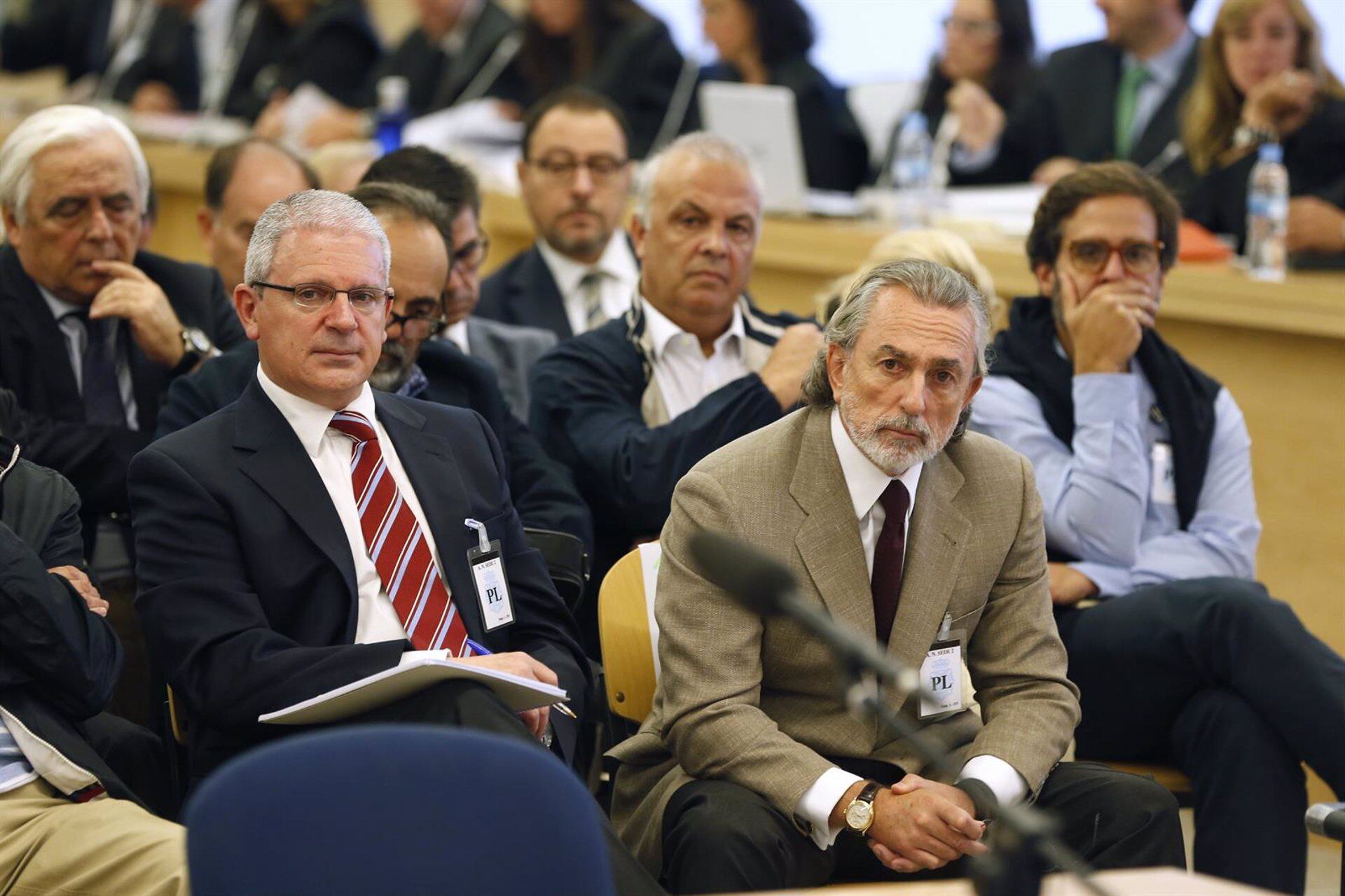 Francisco Correa (d), presunto cabecilla de la trama Gürtel, y Pablo Crespo (i), exsecretario de Organización del PP de Galicia y supuesto número dos de la trama Gürtel.