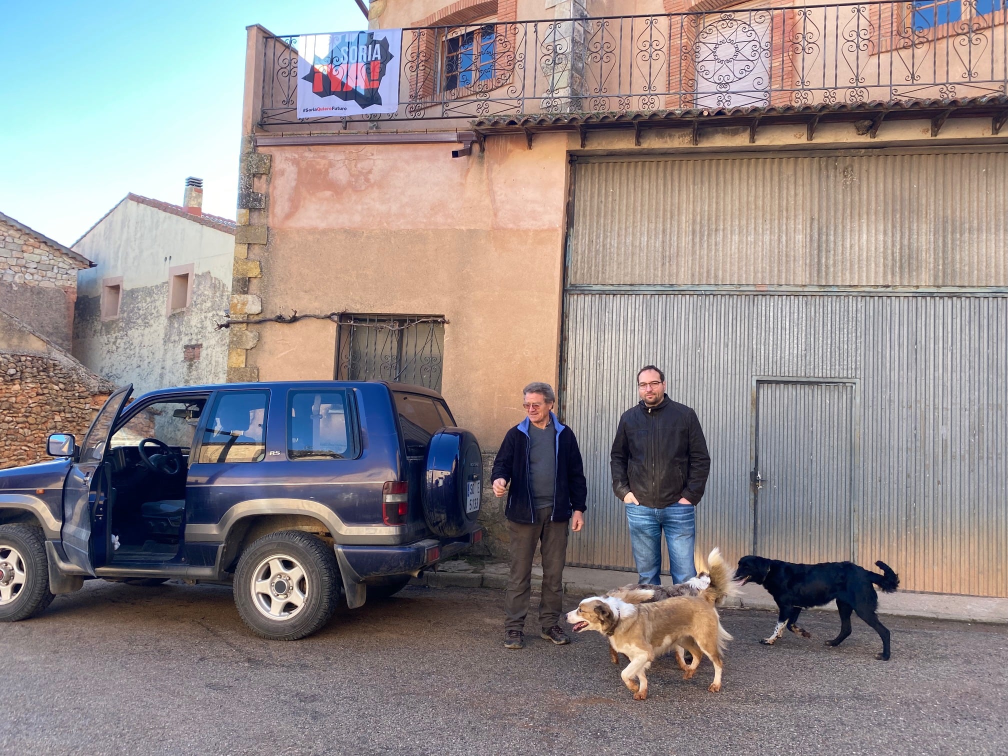 Victorino y su sobrino , el alcalde , en Arenillas.