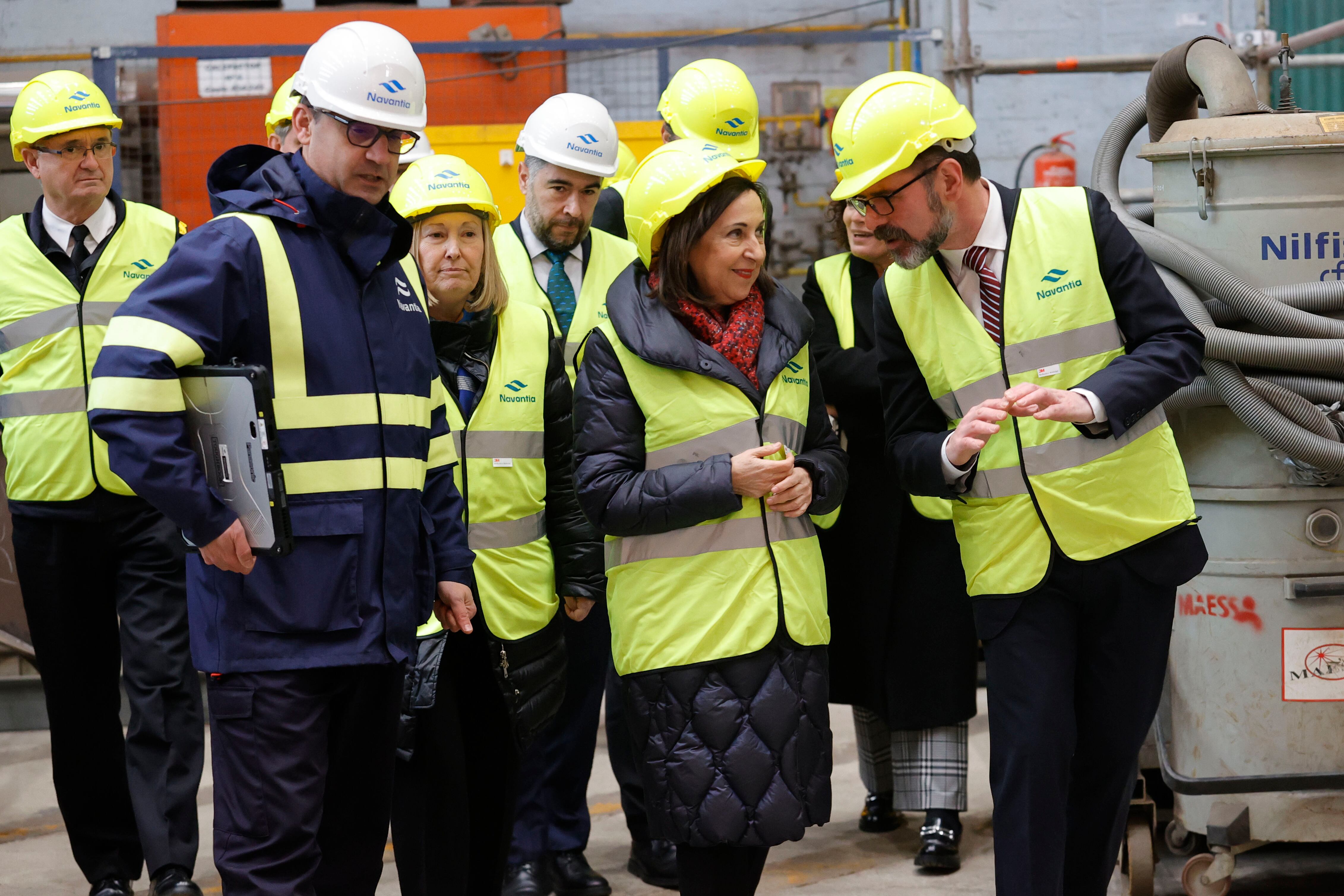 FERROL, 23/02/2023.- La ministra de Defensa Margarita Robles (c) visita el astillero de Navantia Ferrol para conocer los avances en el programa constructivo de las fragatas F-110 para la armada española. EFE/ Kiko Delgado