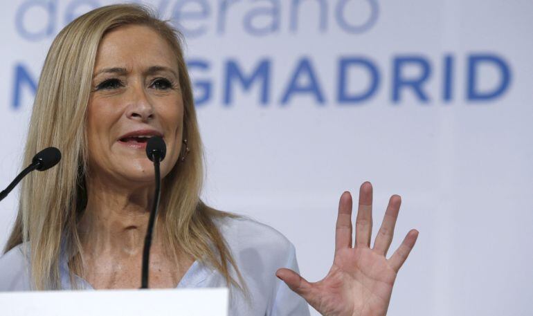 GRA073. EL ESCORIAL (MADRID), 19/07/2015.- La presidenta de la Comunidad de Madrid, Cristina Cifuentes, durante su intervención hoy en la clausura del Campus de Verano de Nuevas Generaciones de Madrid, que se ha celebrado en El Escorial desde el viernes, en la que ha asegurado que frente a los partidos que &quot;juegan&quot; al &quot;miedo, la ruptura o la discordia&quot;, el PP tiene que ofrecer a los españoles innovación, cambio, ilusión y claridad, &quot;sin ingenuidad&quot;, apostando por fortalecer la &quot;fibra cívica&quot; de España. EFE/Angel Díaz