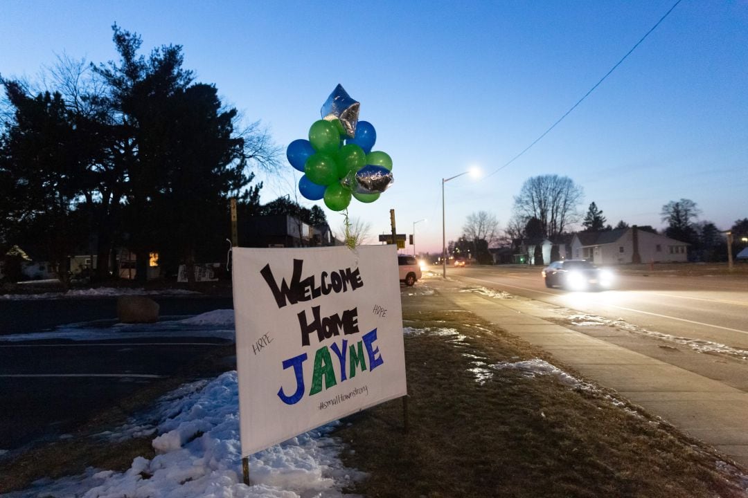 Cartel de bienvenida a Jayme Closs tras llevar tres meses secuestrada