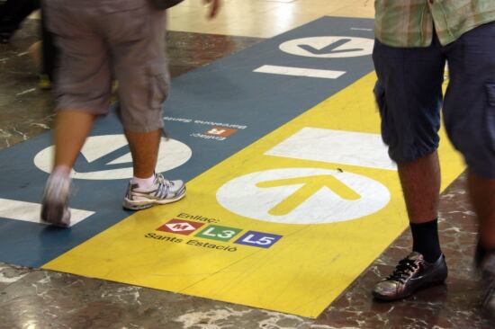 Indicacions al terra de l'estació de Sants