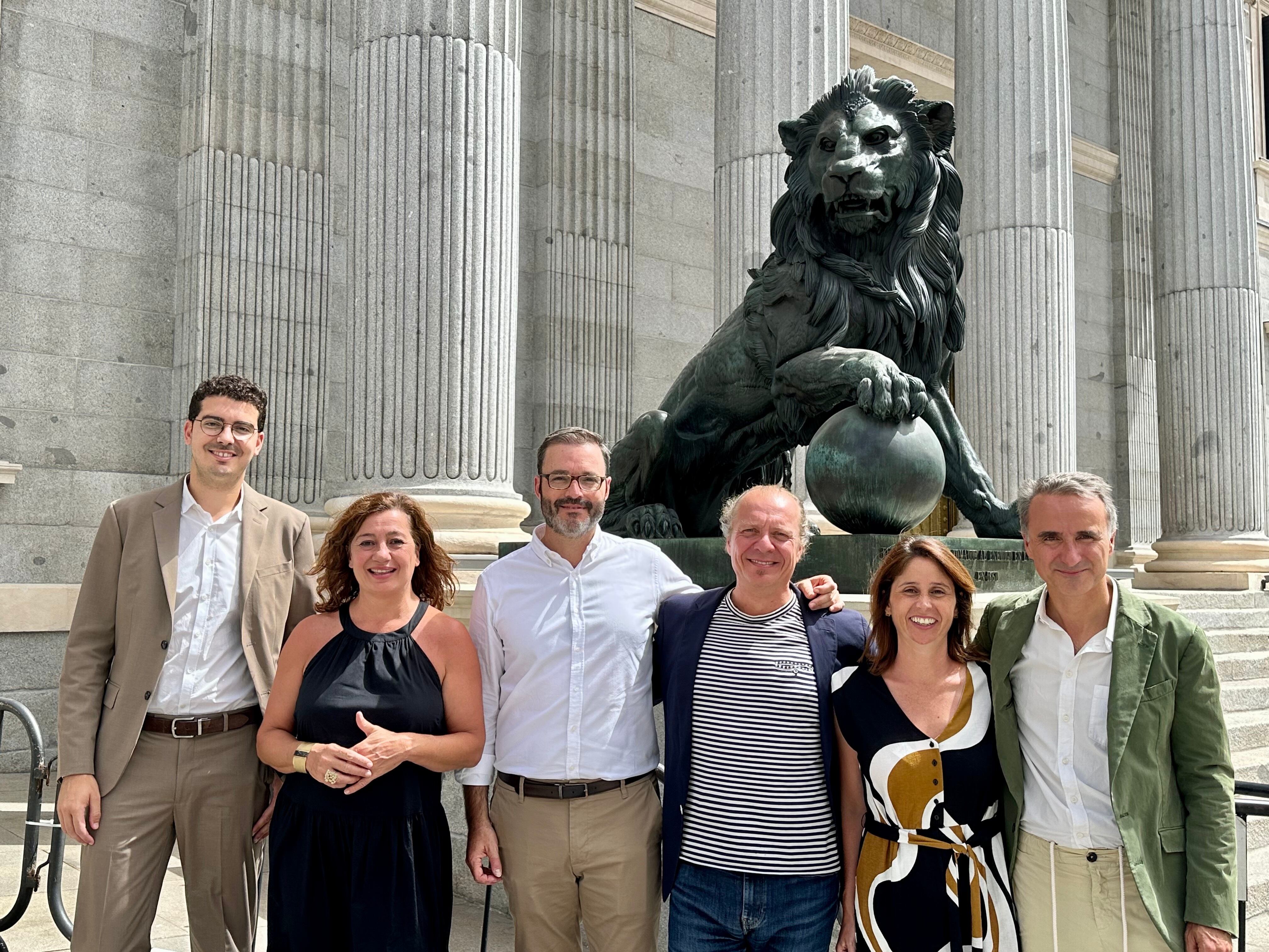 Los diputados del PSIB-PSOE frente al Congreso