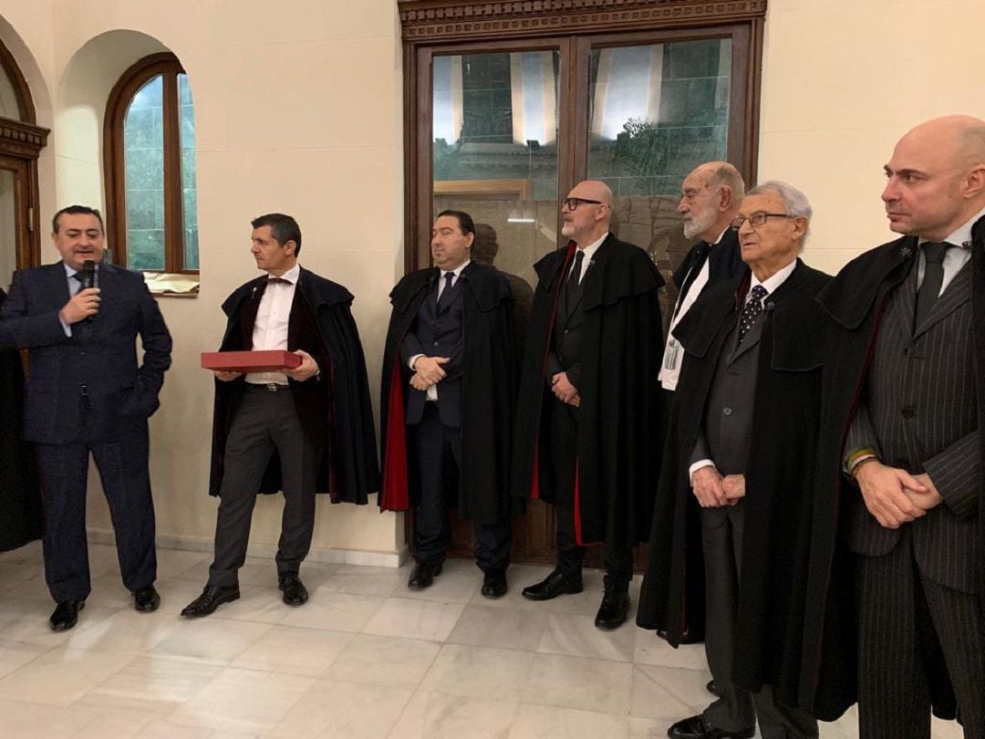 D. Domingo Camacho, director de la Cadena SER en la Región de Murcia, agradece el galardón otorgado por la Asociación de Amigos de la Capa Española de Murcia