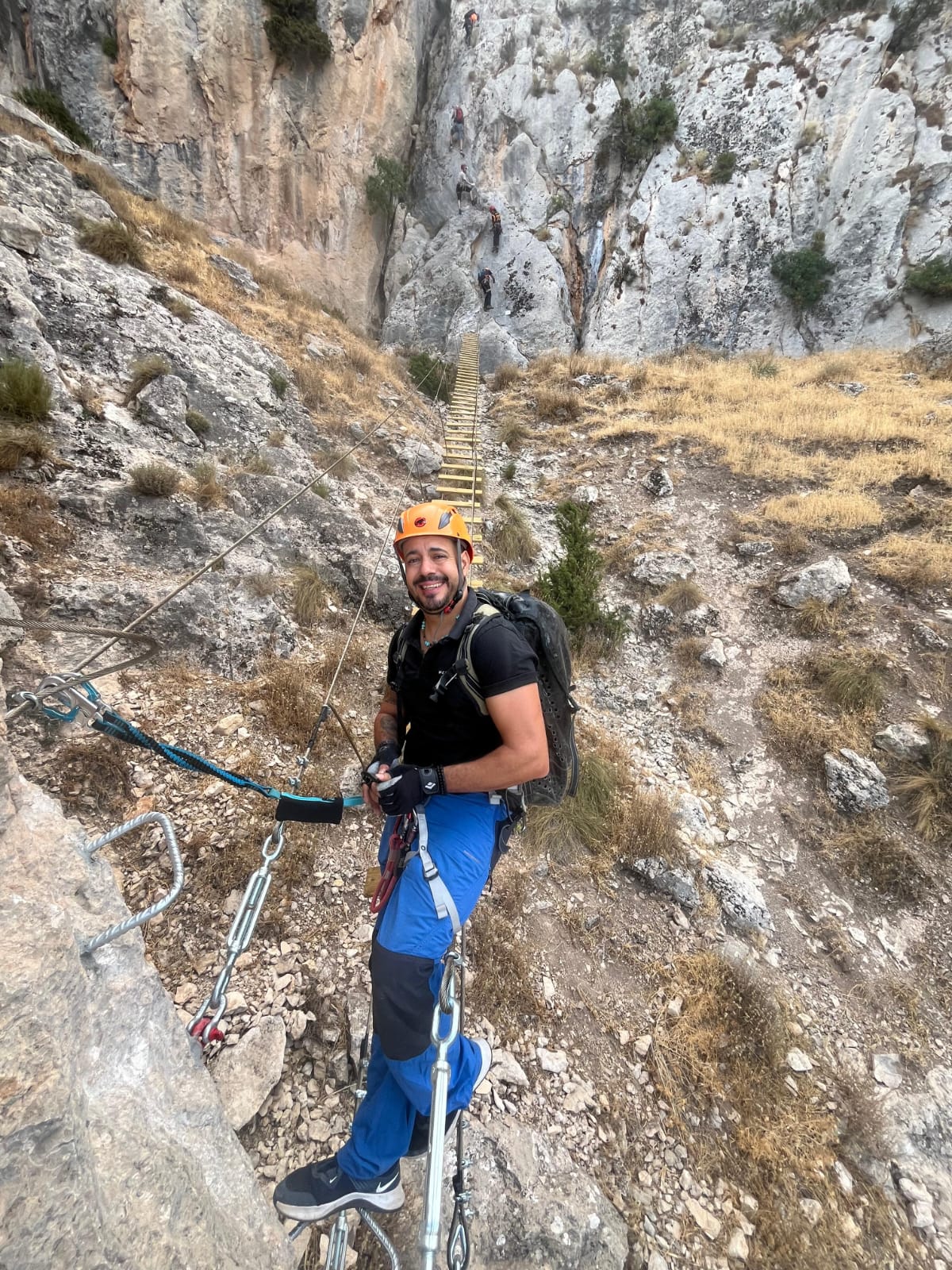David Soriano, de Akawi, en uno de los tramos de la Vía Ferrata 'Al Manzur', durante este fin de semana