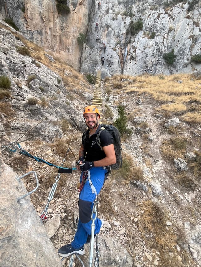 David Soriano, de Akawi, en uno de los tramos de la Vía Ferrata 'Al Manzur', durante este fin de semana