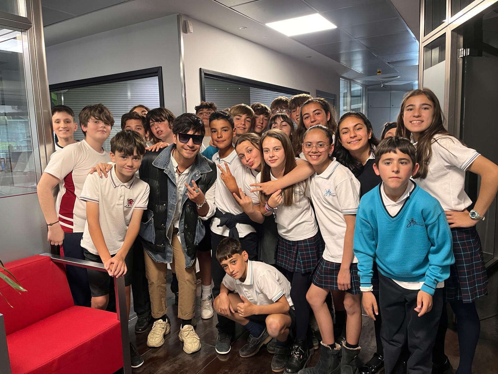Los alumnos de 6ºA posando con el cantante Polo Nández con quien coincidieron en las instalaciones de Radio León