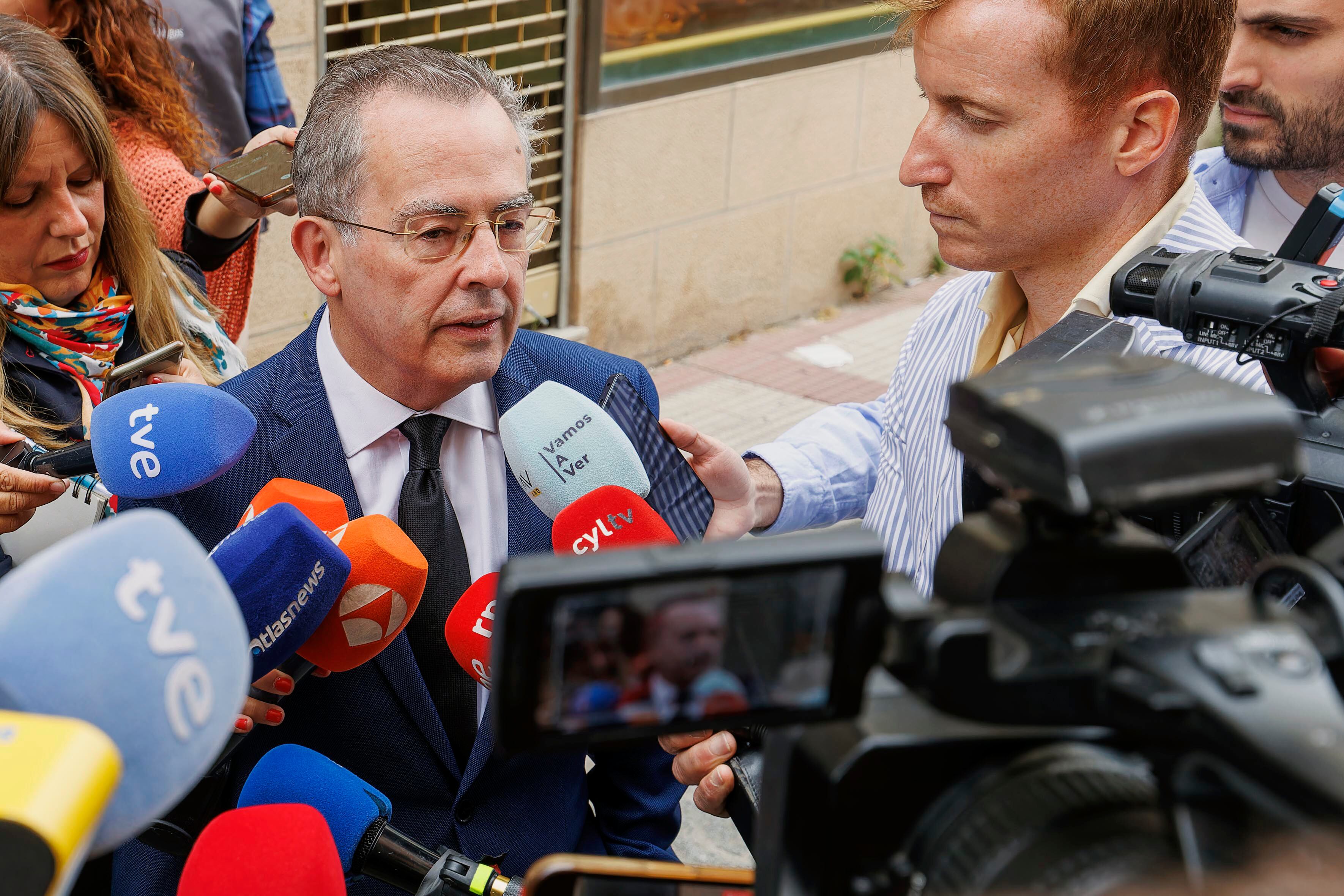 BRIVIESCA (BURGOS), 29/07/2025.- Florentino Aláez, abogado de las exmonjas del Monasterio de Belorado (Burgos), realiza declaracines a la prensa a la puertas del Juzgado de Primera Instancia de Briviesca donde este martes se celebra el juicio verbal por desahucio de las ocho exreligiosas que continúan en Belorado. EFE/ Santi Otero