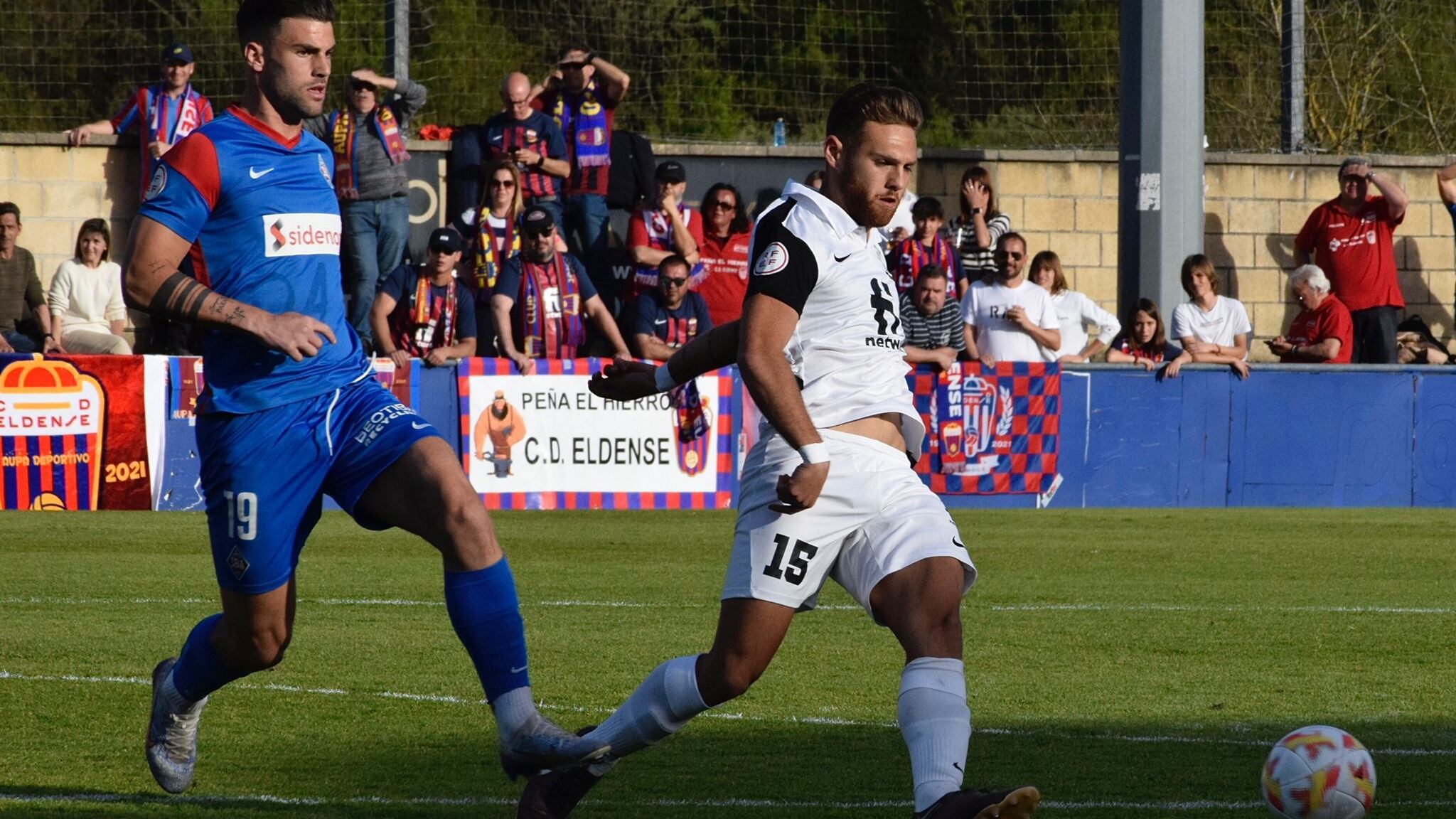 Diego González controla el balón ante Eneko Jauregui