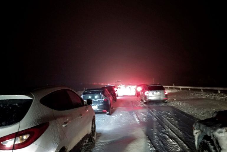  La AP-6 entre el kilómetro 42 y el 80, entre los municipios de San Rafael y Villacastín, se encuentra intransitable desde media tarde de hoy donde se han quedado bloqueados cientos de vehículos debido al temporal de nieve. 