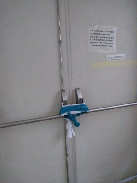 Imagen de una de las puertas de emergencia clausuradas con trozos de sábanas